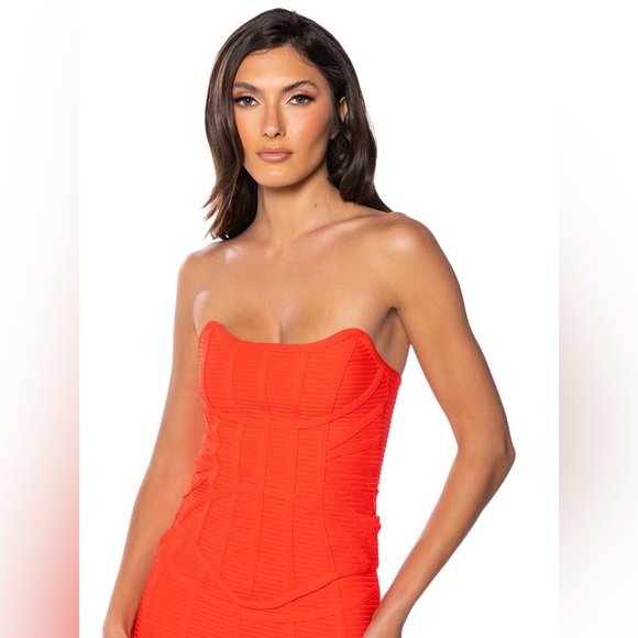 Akira - VIENNA BANDAGE CORSET TOP & SKIRT IN RED - Picture 2 of 6